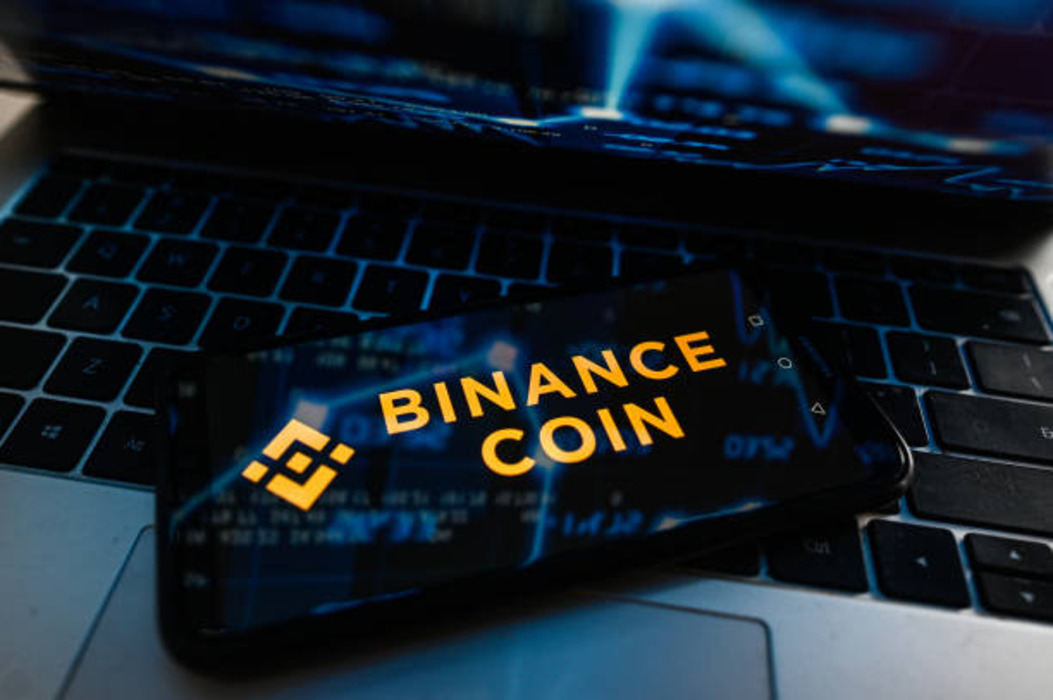Binance Coin (BNB) crosses $500, showing strong market confidence. More people are trading BNB, pointing to possible further growth.